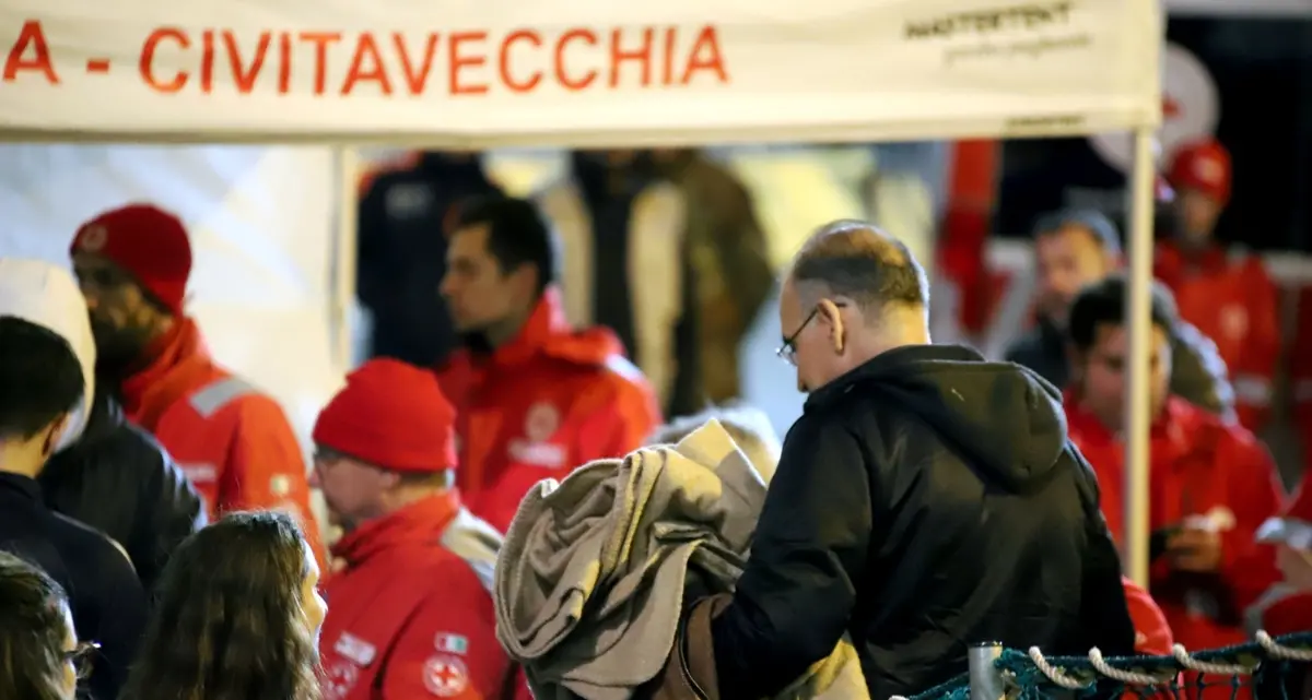 Migranti, 132 sbarcati dalla Geo Barents: 14 i minori non accompagnati