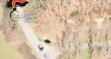 Scoperti dall’elicottero mentre comprano droga nei boschi