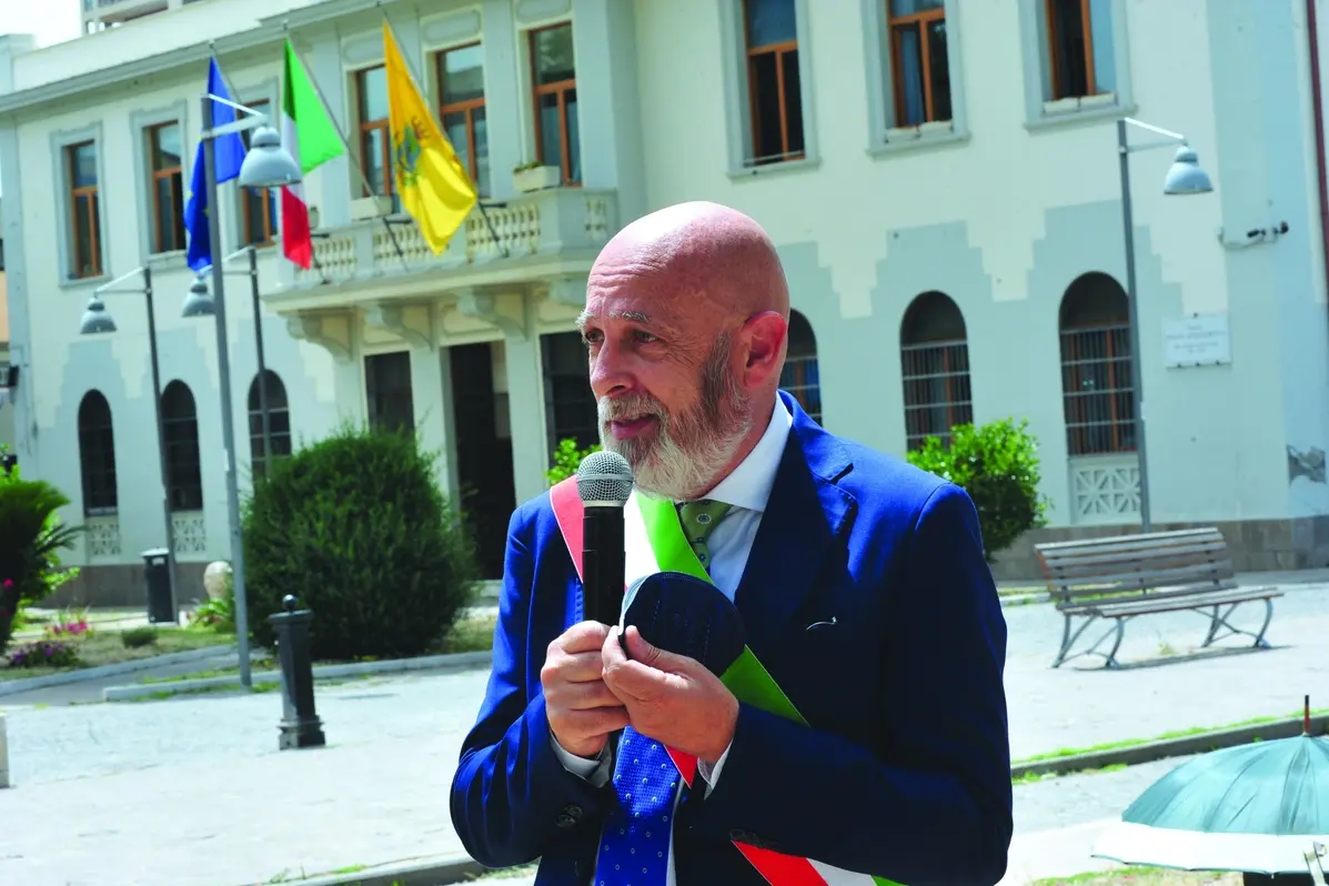 <p>Il sindaco Ernesto Tedesco</p>\\n