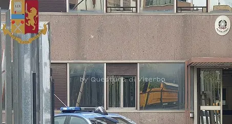 Baby gang aggredisce e rapina 16enne: scattano 5 daspo