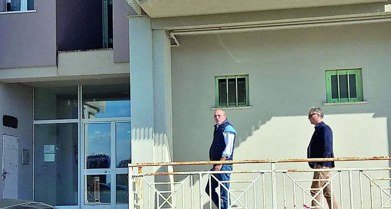 Via Frezza, ancora guai per il palazzo Ater: tra citofoni rotti e garage trasformato in discarica