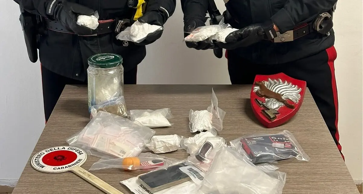 Nasconde un chilo di cocaina e un etto di hashish nel camino