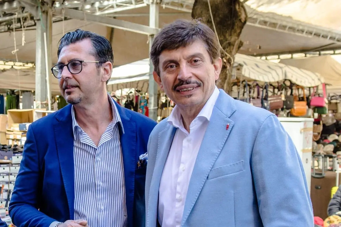 <p>Enzo D'Antò e Marco Piendibene in campagna elettorale, quando al primo turno erano avversari</p>\\n