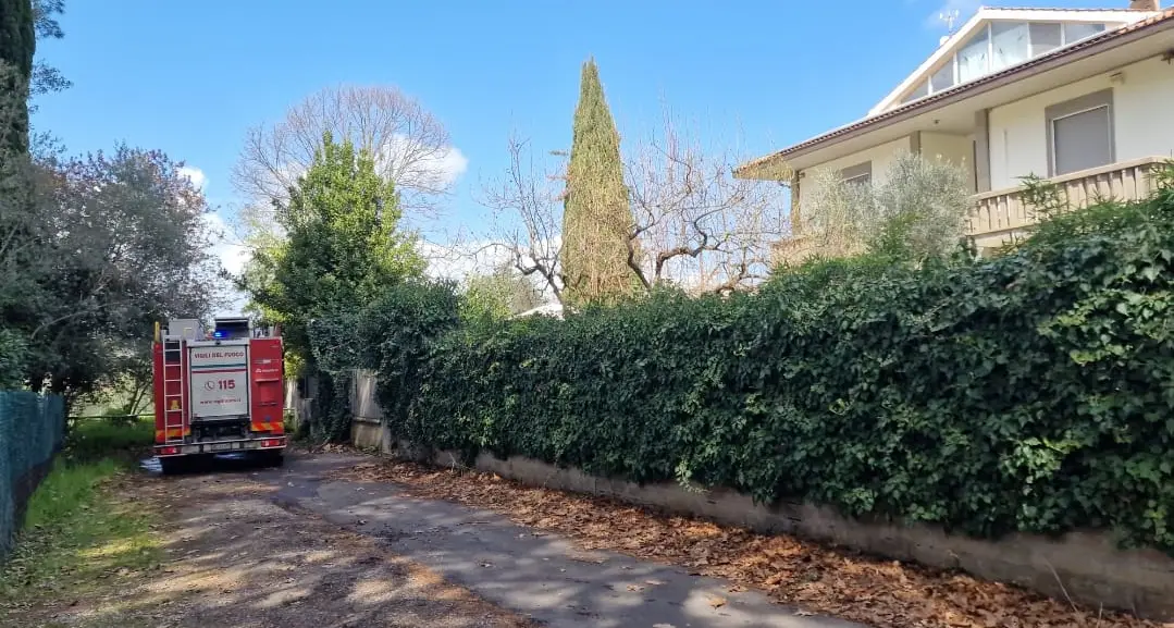 Incendio nel vano magazzino di una villetta