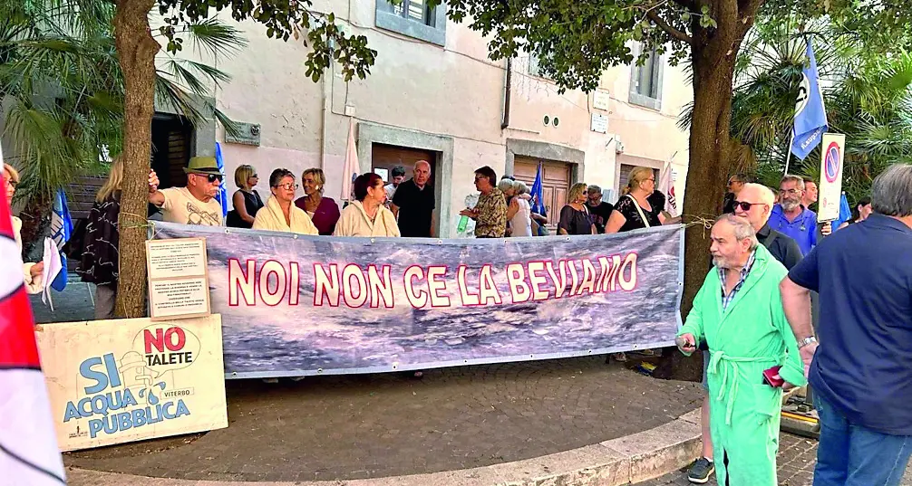 Viterbo: in piazza in accappatoio per l'acqua pubblica