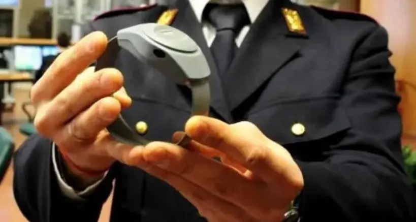 Picchia e maltratta la compagna per 2 anni, ai domiciliari col braccialetto