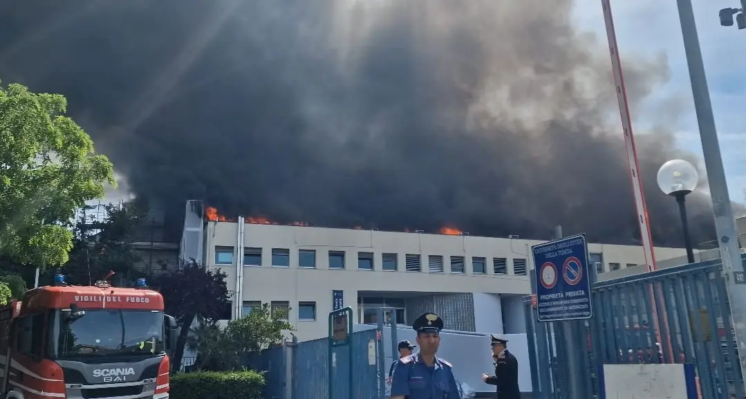 Incendio ad Agraria: chiuse le scuole nel raggio di un chilometro