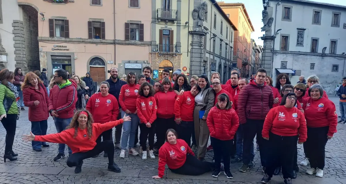 Viterbo: flash mob dei ragazzi dei “Sorrisi che nuotano”