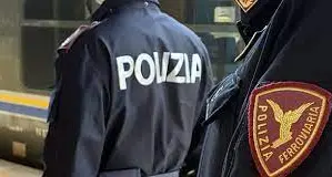 Passeggero trovato senza biglietto si scaglia contro la Polfer