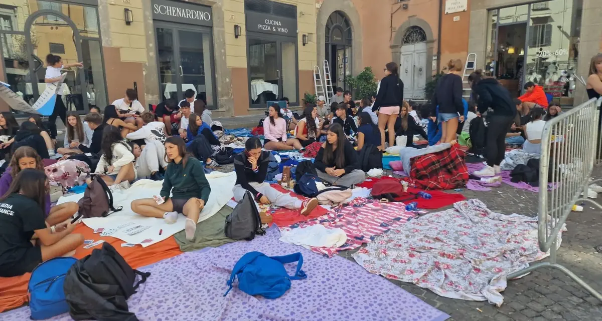 Tanti giovani in attesa dall’alba