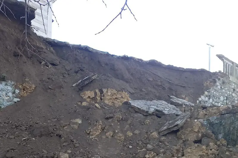 Tolfa, crolla la balaustra alla Rocca