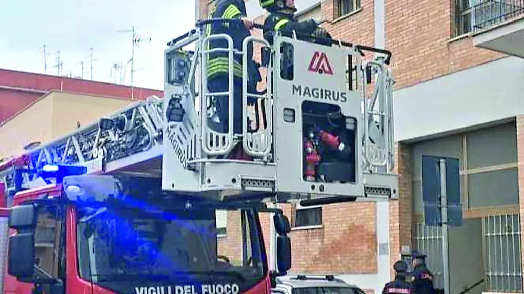 Via Buonarroti, intervengono i Vigili del Fuoco