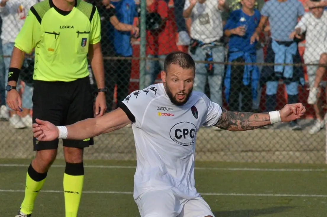 <p>Manuel Vittorini, stavolta il suo gol non è bastato al Civitavecchia (Foto di Alessio De Luca)</p>\\n