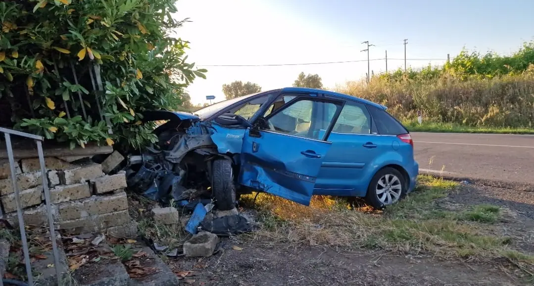 Scontro frontale sulla Commenda: cinque feriti