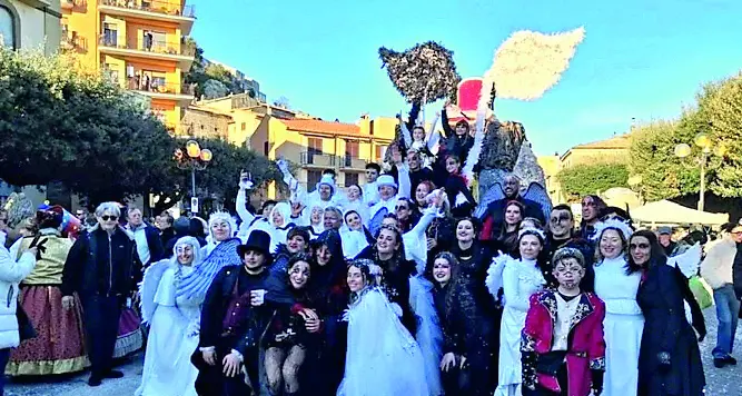 Un successo la sfilata dei carri allegorici