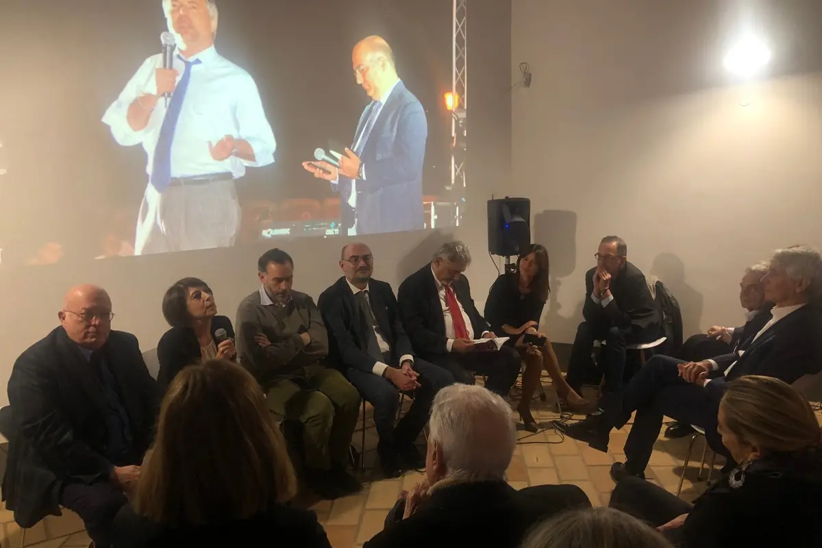 <p>Da sinistra: Francesco Storace, Roberta Angelilli, Filippo Sensi, Luigi Di Gregorio, Francesco Rocca, Francesca Notargiovanni, poi sulla destra Renato Brunetta, Andrea Abodi e Arianna Meloni accanto al pap&agrave; di Tony e Andrea Augello. Sullo sfondo una immagine di Andrea Augello</p>\\n