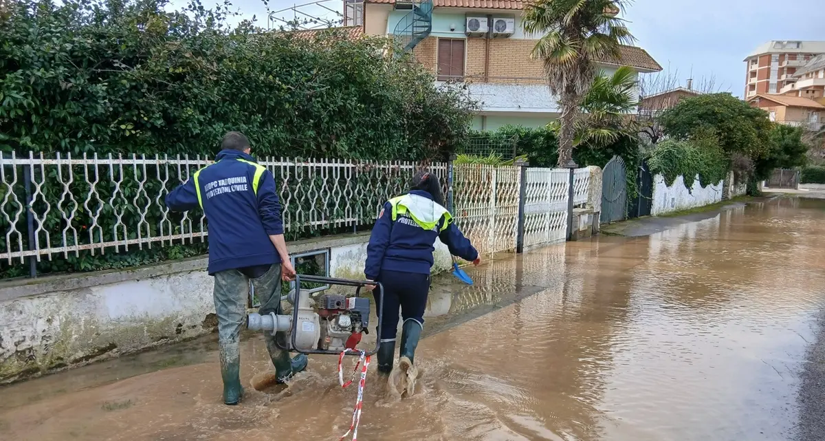 Maltempo, allagamenti al Lido e fango sulla strada dell’Acquetta
