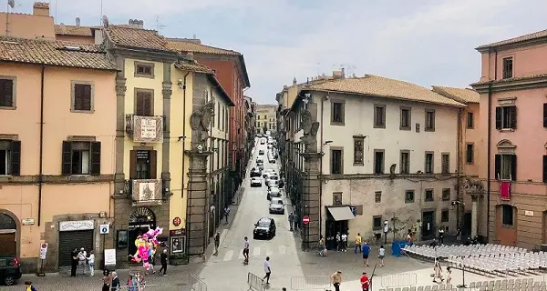 Trasporto della macchina di S. Rosa: sedie in piazza del Plebiscito