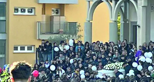 Palloncini bianchi e blu per l’ultimo saluto a Gabriele