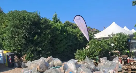 Bagordi nella notte: lasciati sulla spiaggia rifiuti e vetro