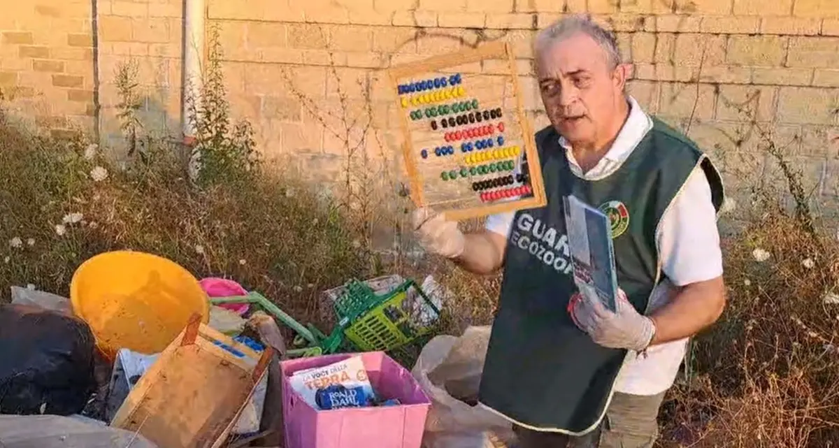 Materiale scolastico tra i rifiuti abbandonati – VIDEO