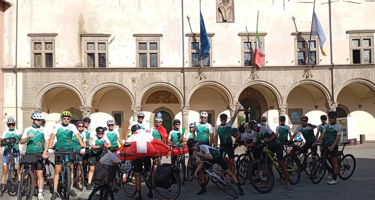 Giubileo dei giovani, centinaia di pellegrini attraversano Viterbo