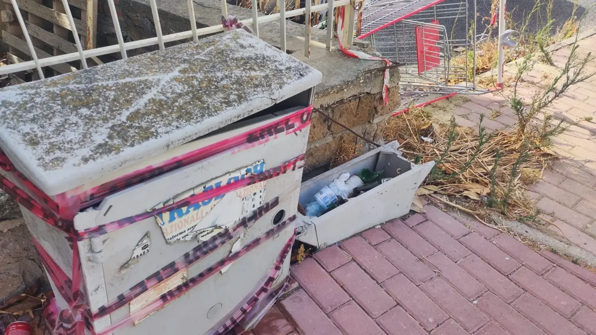 Cerveteri: marciapiedi invasi dalle erbacce, è polemica