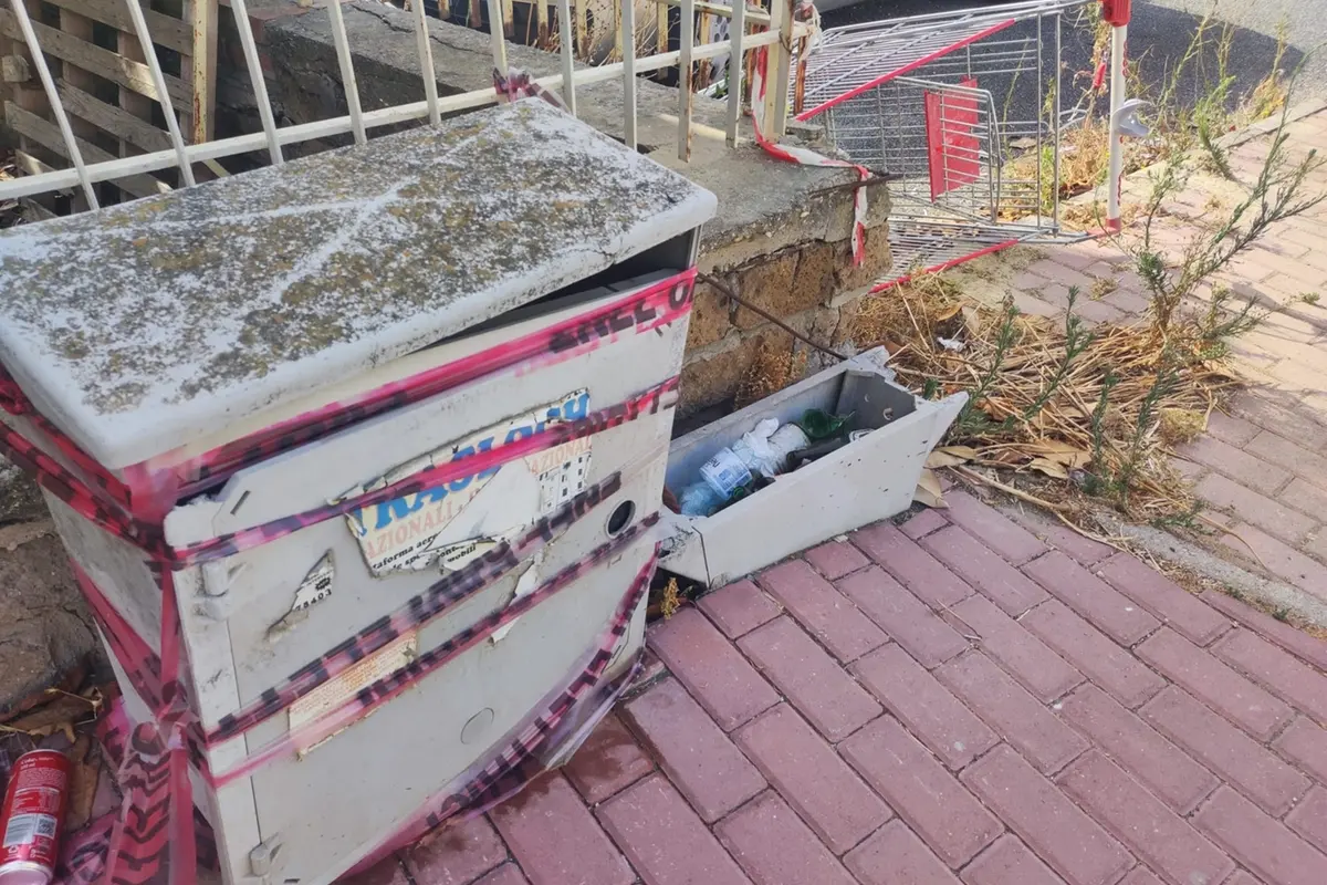 Cerveteri: marciapiedi invasi dalle erbacce, è polemica