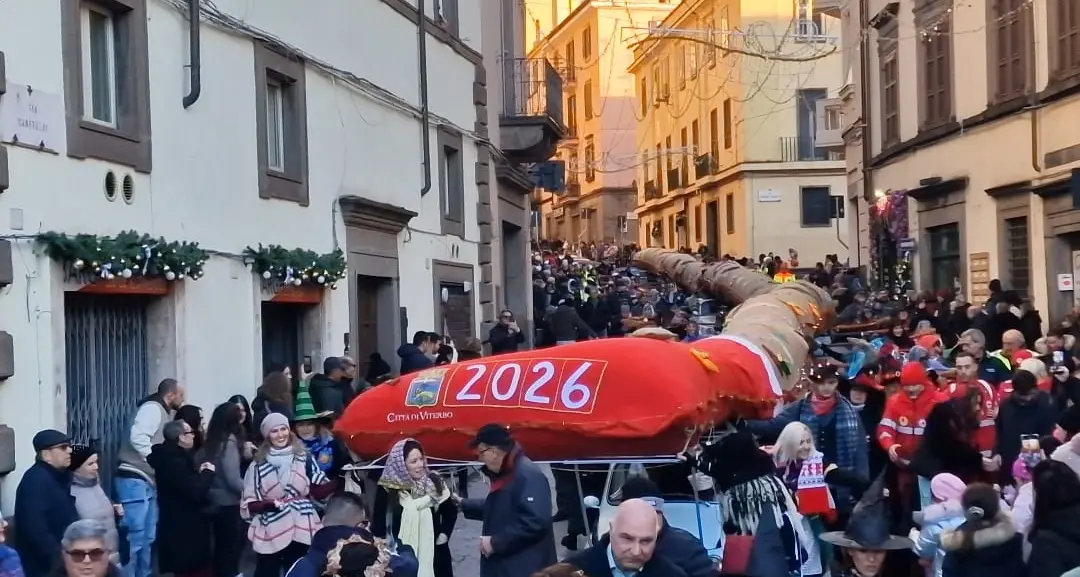 A Viterbo la Calza della Befana, folklore e solidarietà in centro
