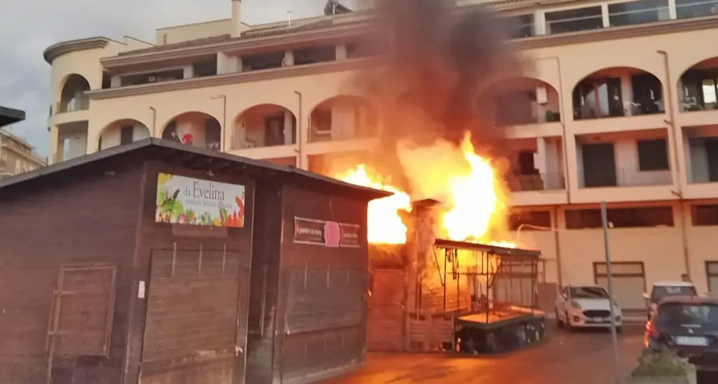 In fiamme una delle casette di legno