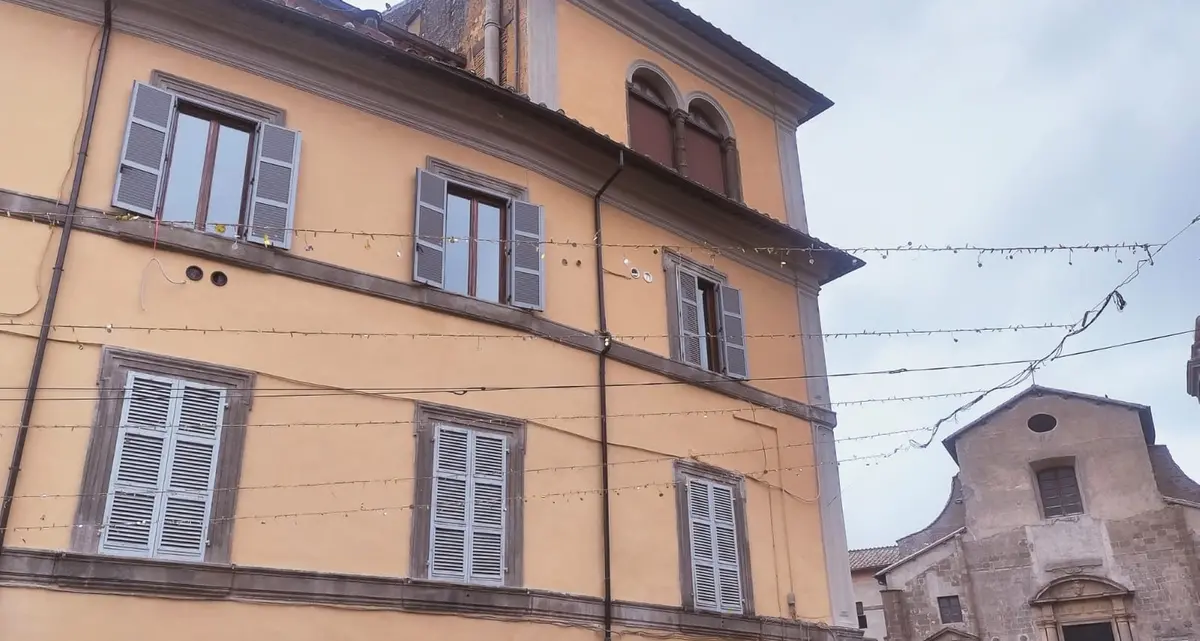 Viterbo, luminarie da discount in via Cairoli