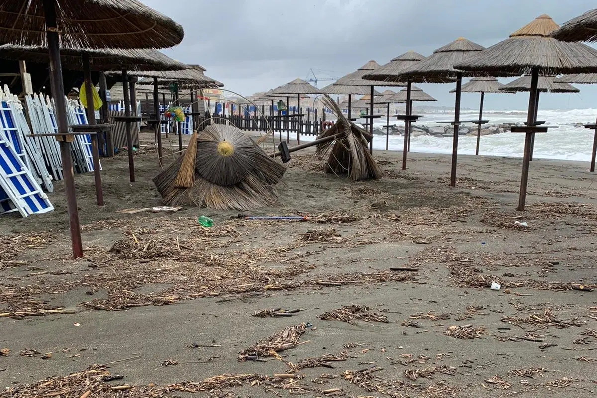 Ladispoli, la mareggiata spazza via gli stabilimenti