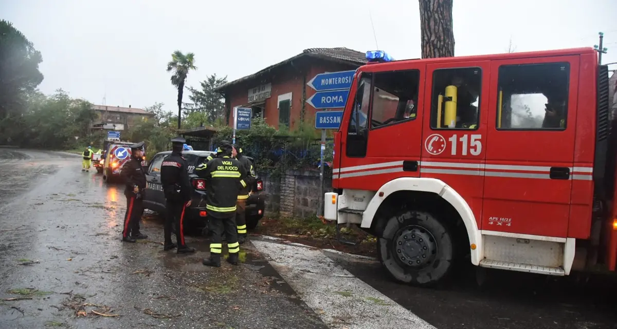 Maltempo nella Tuscia, chiusa la Cassia per due alberi caduti