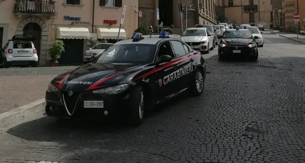 Taglia i cartellini antitaccheggio e ruba undici vestiti