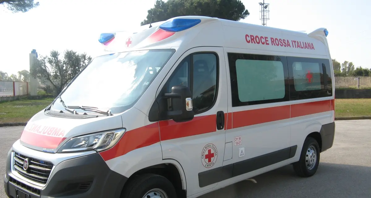 Guard rail sfonda parabrezza, sfiorata la donna al volante