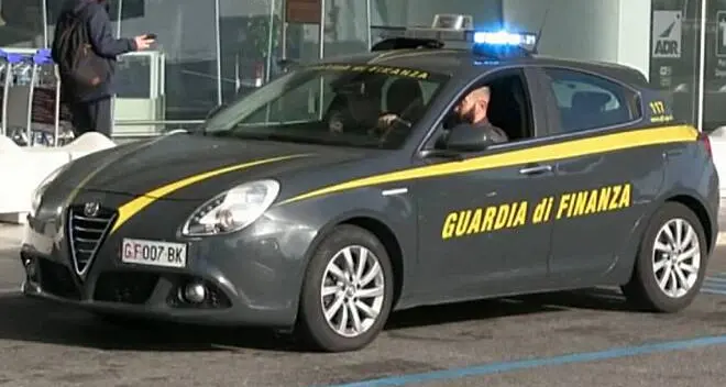 Ruba un’auto in porto e forza la sbarra