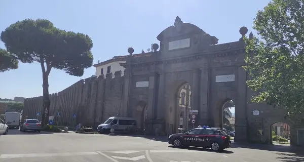 Rapina il passeggero di un treno: arrestato