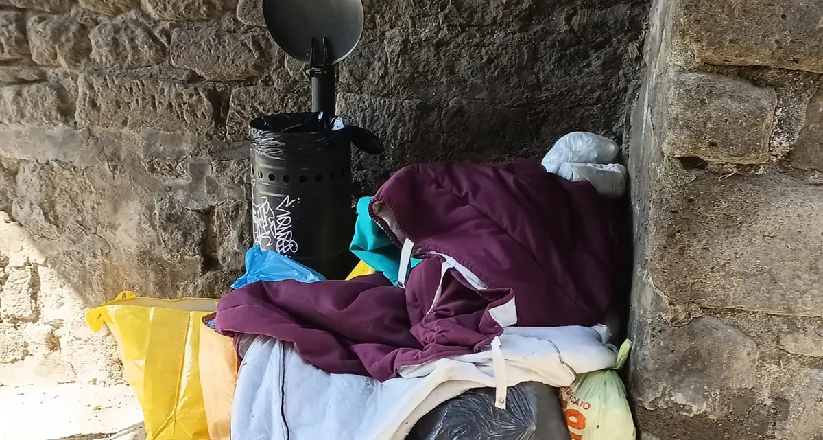 Il benvenuto ai turisti tra i rifiuti