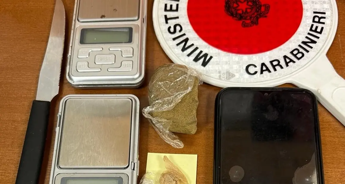 Sorpreso a lanciare droga dal balcone a un minorenne: arrestato