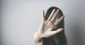 Picchiata e chiusa in bagno, riesce a chiedere aiuto ai carabinieri