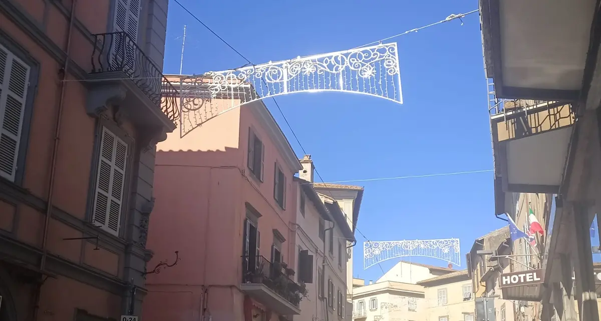 Viterbo: luminarie in centro, il Natale è alle porte