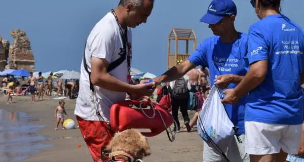 Posaceneri portatili ai bagnanti per riflettere sui rischi legati all’abbandono dei mozziconi di sigarette