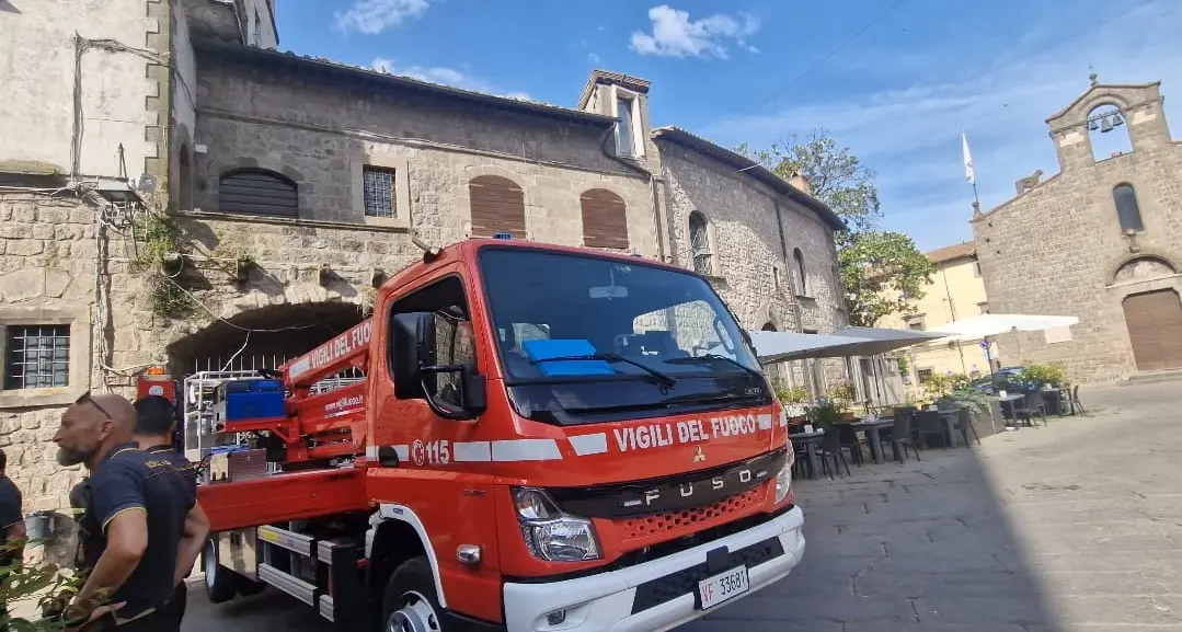 Viterbo, crolla il tetto di una palazzina in piazza del Gesù