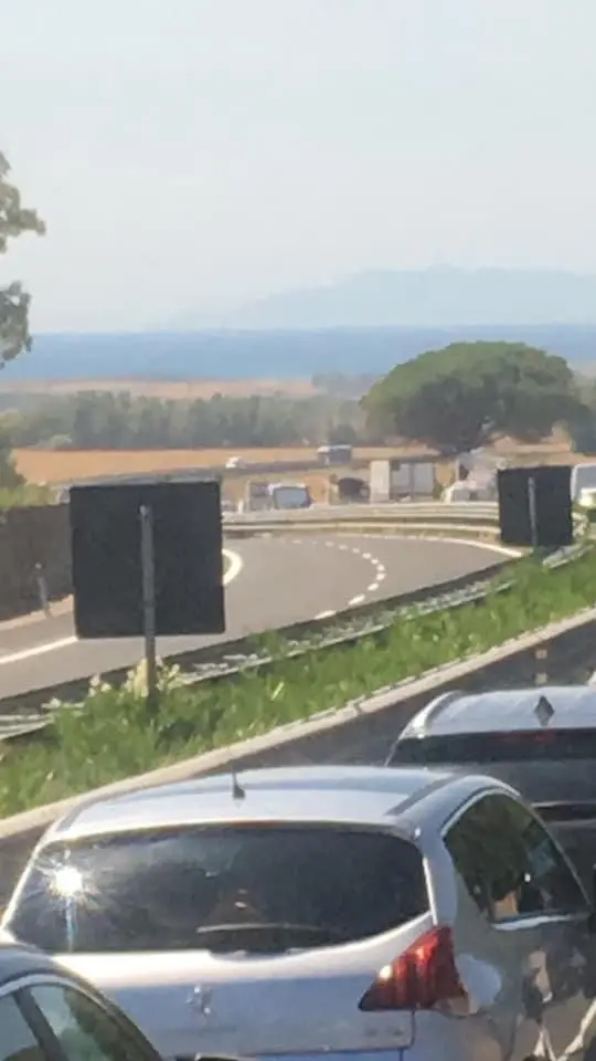 Incidente A12: moto contro camion