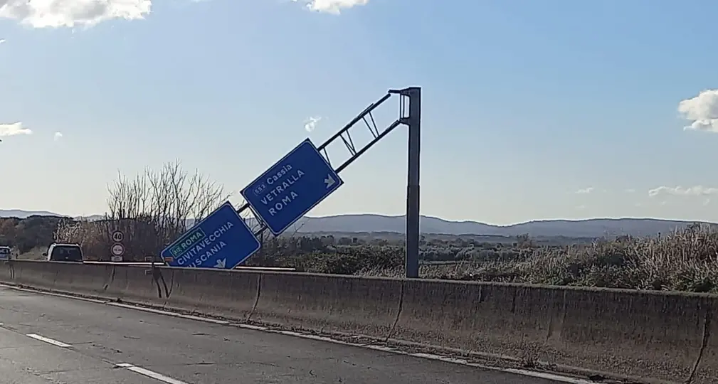 Forte vento nel Viterbese: cartellone cade in superstrada