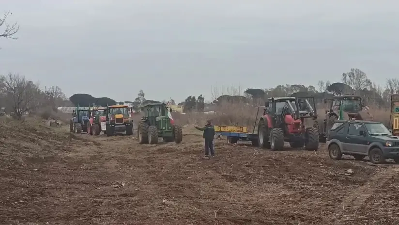 Agricoltori in protesta: con i trattori sull'Aurelia