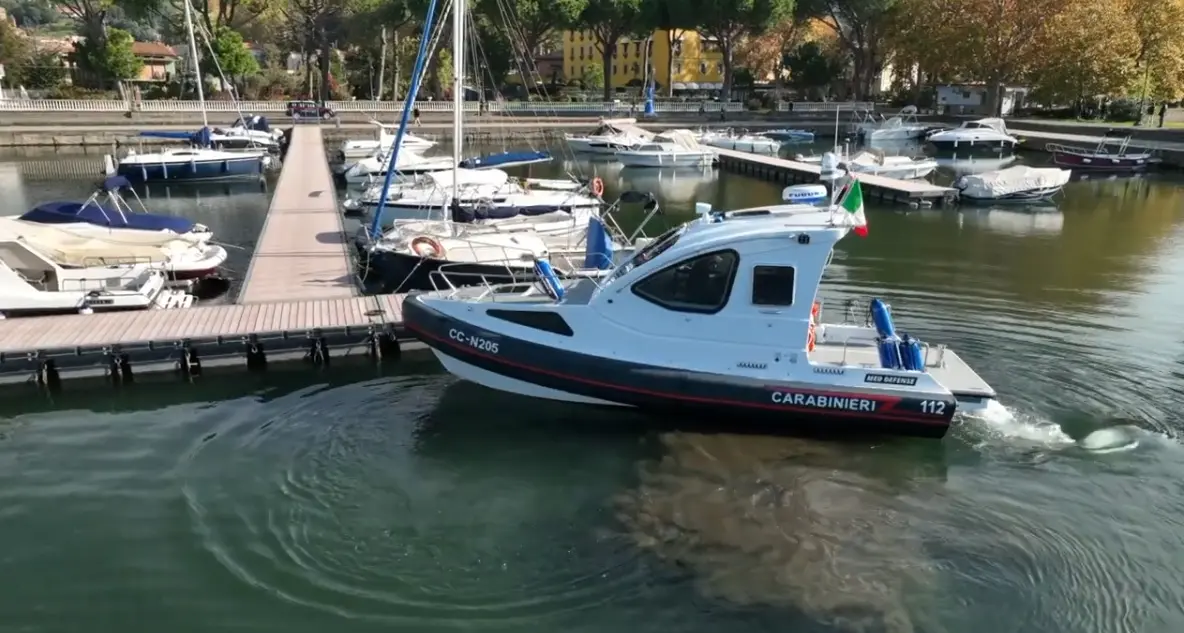 Va a largo con una tavola a remi: salvato dai carabinieri