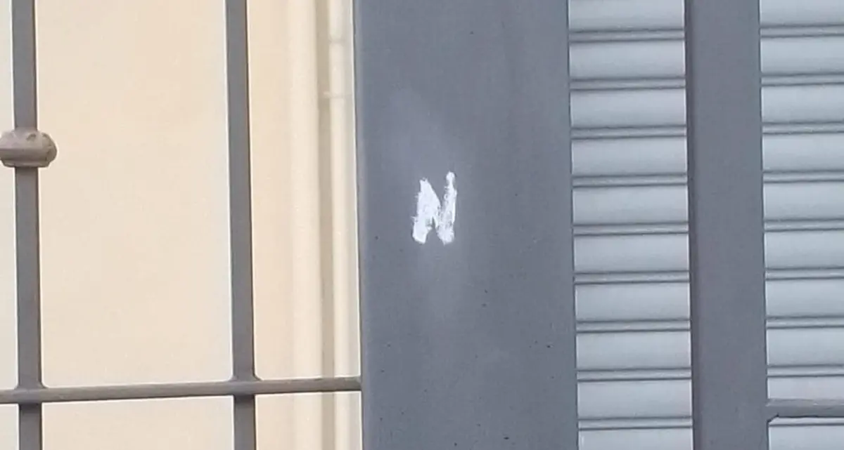 «Attenzione ai segni col gesso sul vostro cancello»