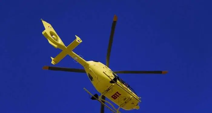 Si schianta con la moto contro una rotonda, grave un centauro