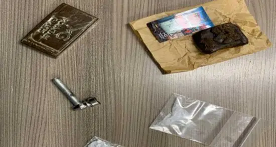Tenta di disfarsi di crack e hashish, arrestato 29enne